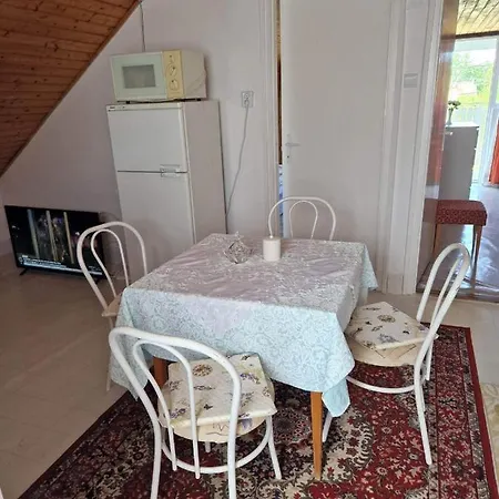 Dora Apartman * Balatonkeresztur
